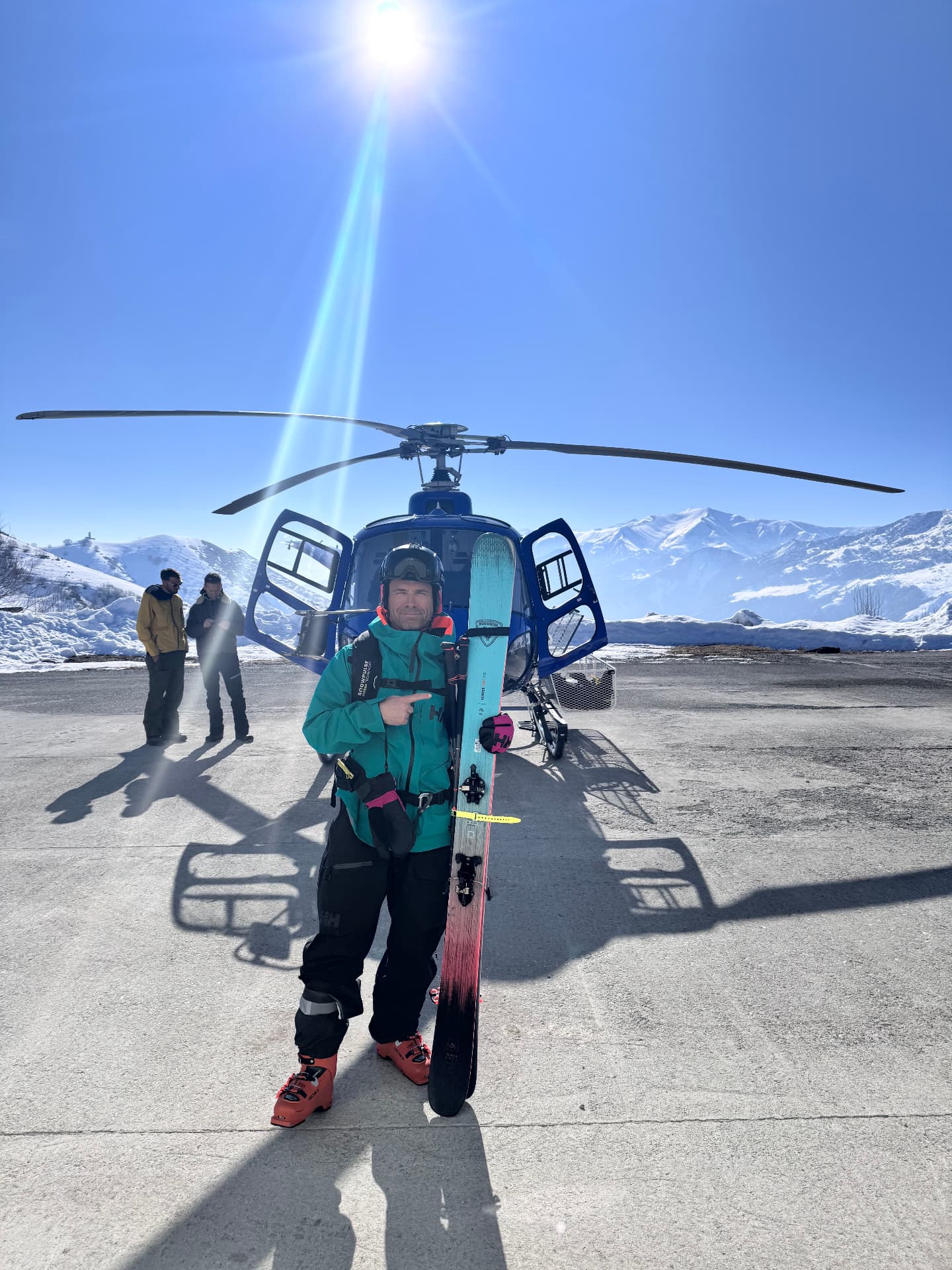 POW-HUNTERS med ski foran helikopteren i Gudauri